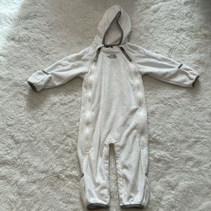 North face bunting suit, super soft and in neutral color with double zipper6-12m